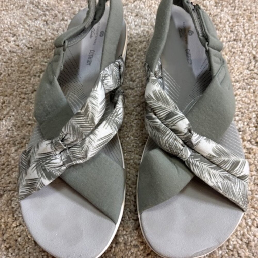 Clarks Cloudsteppers Tropical Olive Criss Cross  Adjustable Slingback Sandals.9W